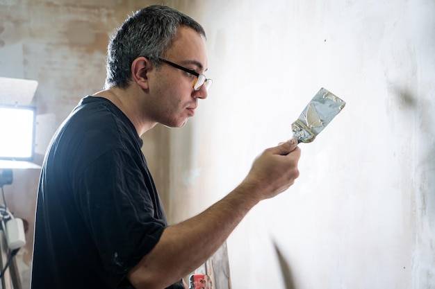 Ile kosztuje szpachlowanie ścian 2026 w praktyce?