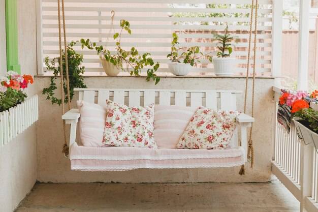 Jak urządzić mały balkon zdjęcia inspirujące na każdą porę roku