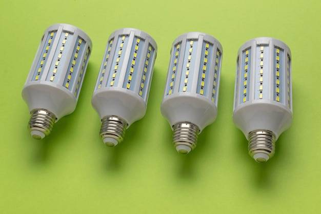 Jaka lampa LED sprawdzi się w nowoczesnym salonie?