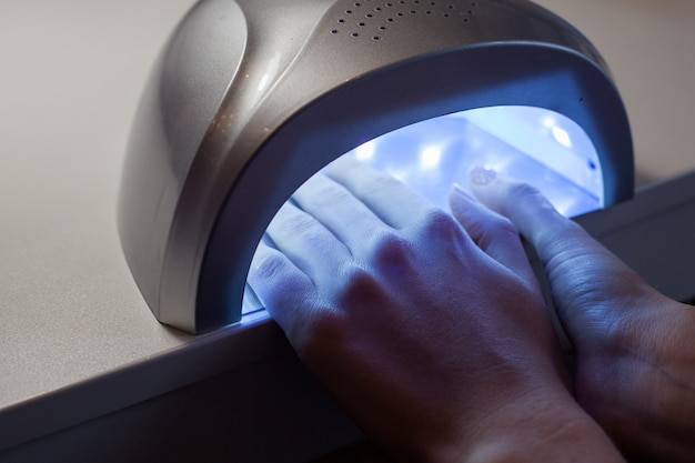 Jaka lampę UV najlepiej kupić do domowego manicure?