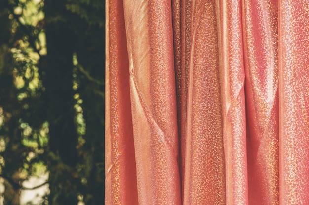 Jaki materiał na zasłony na taras sprawdzi się w polskich warunkach?