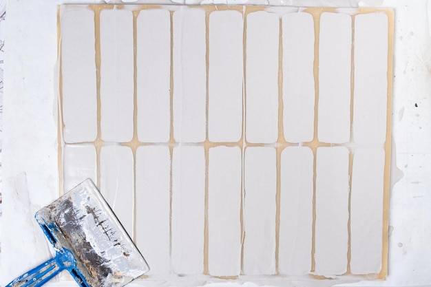 Od czego zależy ile kosztuje gipsowanie ścian 2026?