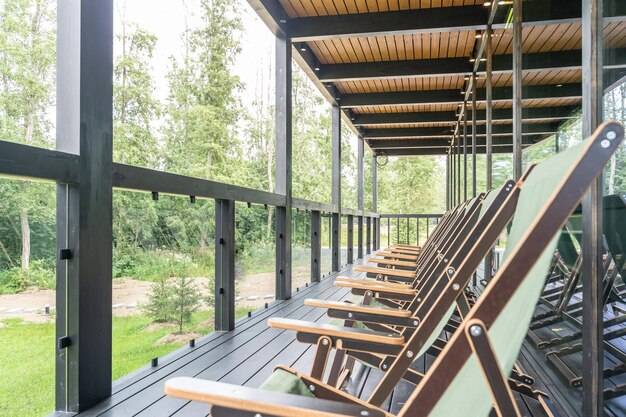 Czym przykryć dach na tarasie aby cieszyć się relaksem na świeżym powietrzu?