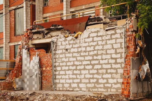 Od czego zależy ile kosztuje wyburzenie ściany z cegły?