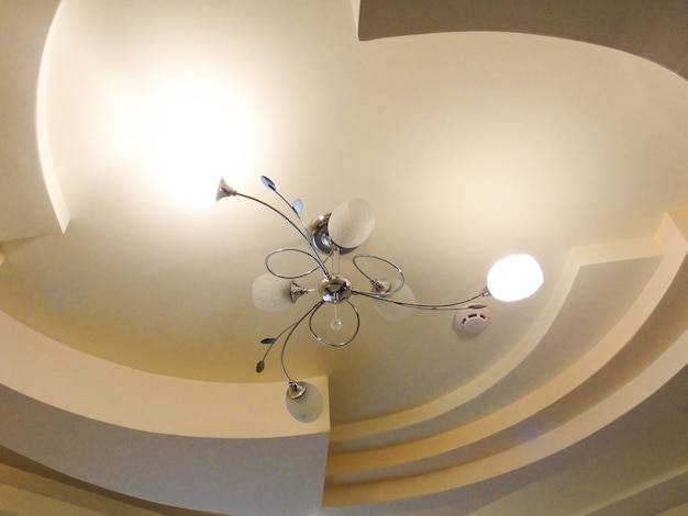 Żyrandol z wiatrakiem czy warto zdecydować się na takie rozwiązanie?