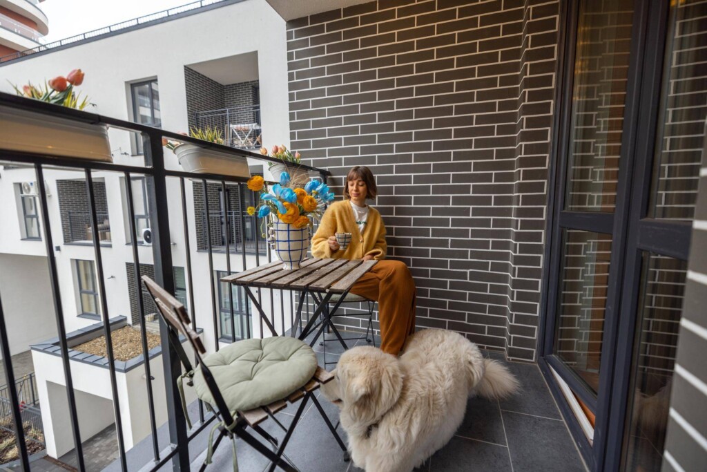 Jak ładnie urządzić balkon w bloku i stworzyć przytulną przestrzeń?