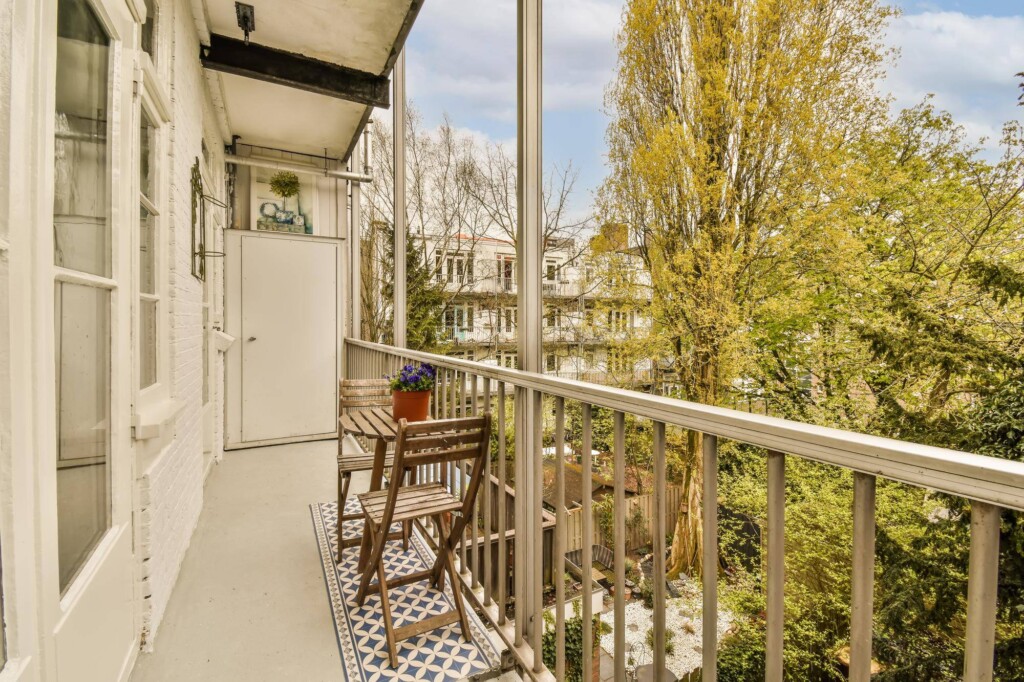 Jak urządzić bardzo mały balkon w bloku?