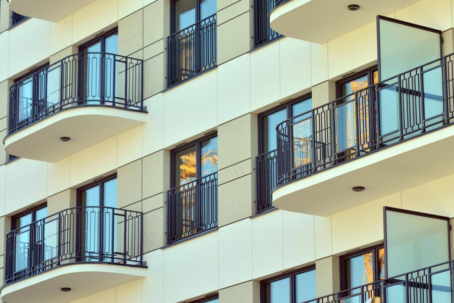 Jak zaprojektować balkon w bloku by był funkcjonalny i przytulny?