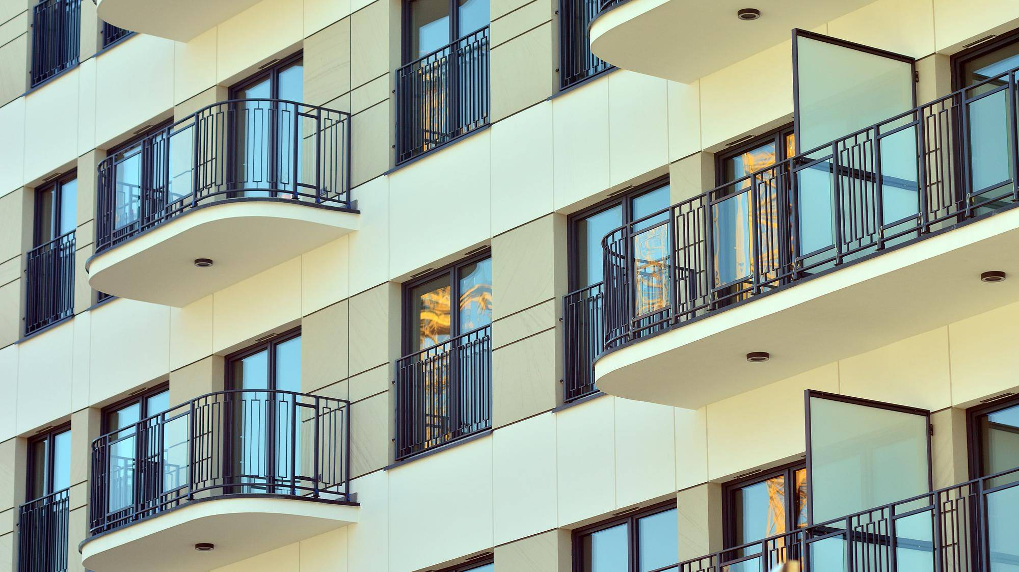 Jak zaprojektować balkon w bloku by był funkcjonalny i przytulny?